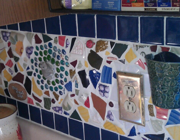 Dinding dengan aksen tumpukan piring keramik pecah